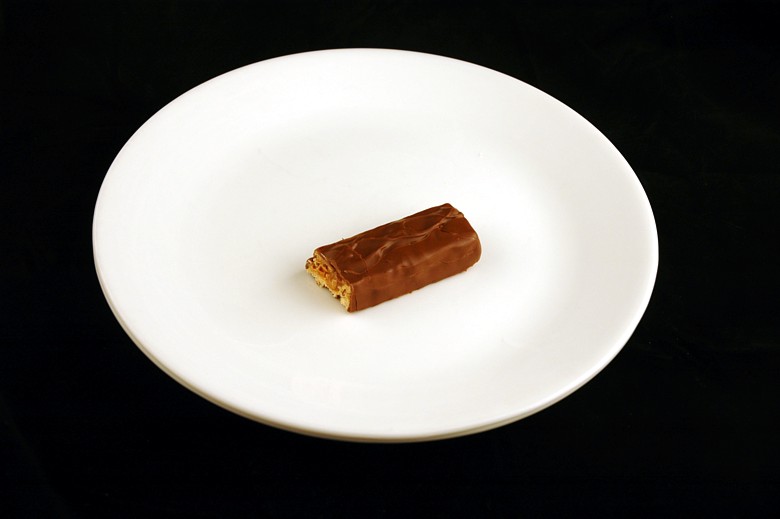 Chocolate com recheio de amendoim e caramelo: 41 gramas = 200 calorias