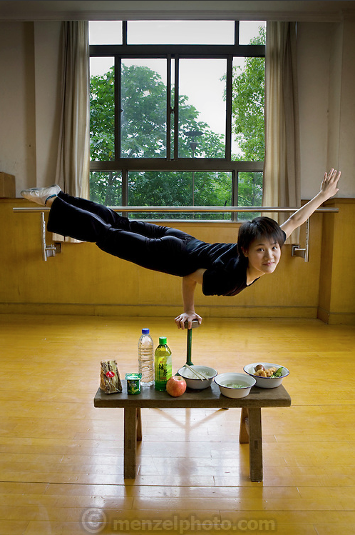 Cao Xiaoli, acrobata, China.