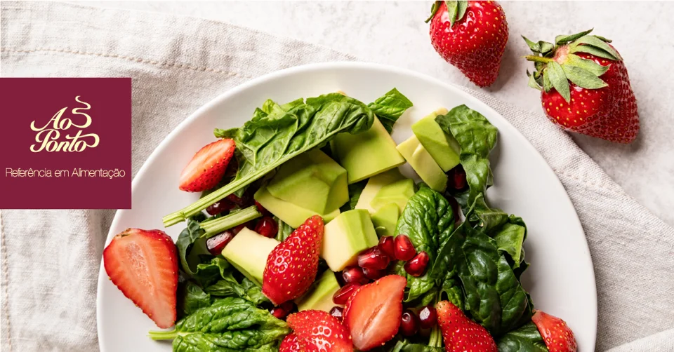 Salada tropical de frutas com molho de iogurte.